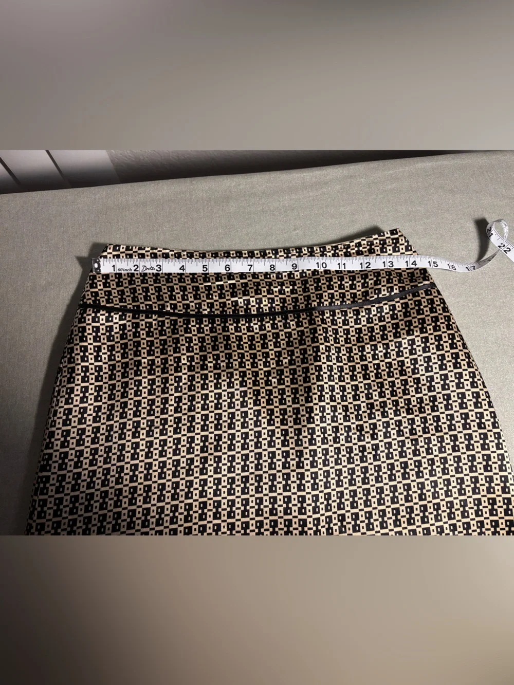 Vtg Banana Republic Silk Size 2 Black and Cream Patterned Women's Skirt